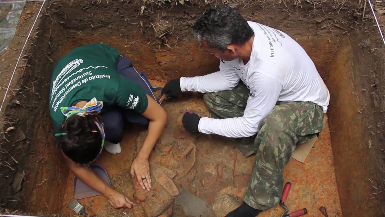 O Processo de Escavação Arqueológica e a Descoberta de Artefatos